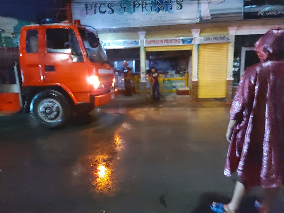 Nabasang saksakan ng kuryente,  sanhi umano ng sunog sa isang printing&nbsp;shop